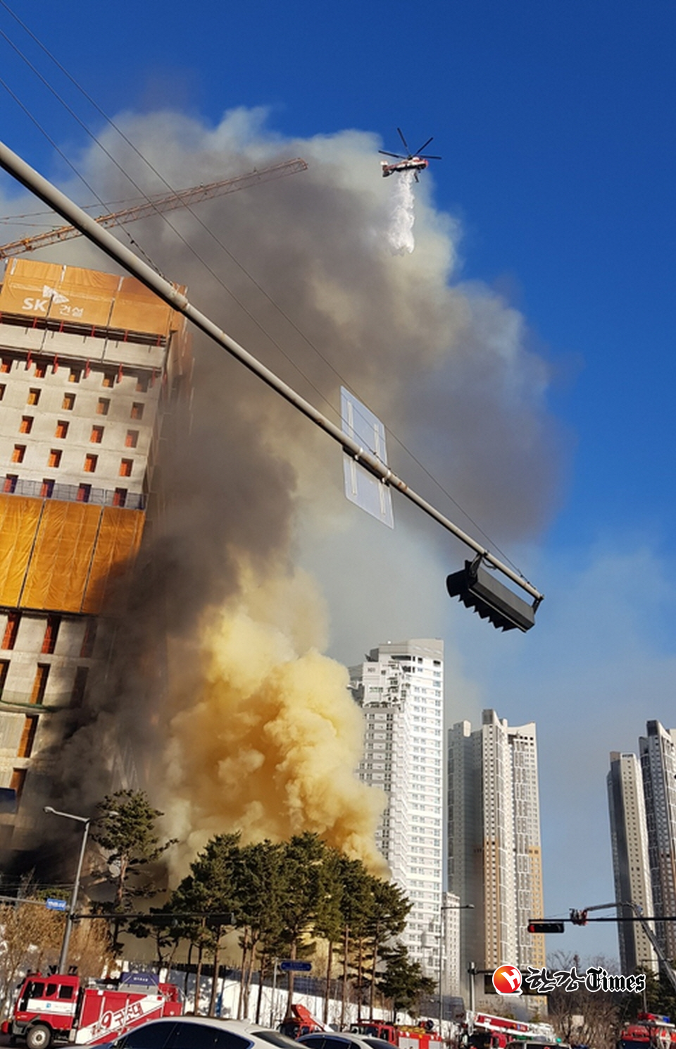 25일 오후 2시46분께 경기 수원시 광교신도시의 한 아파트 공사현장에서 불이 났다. 소방당국은 대응 2단계를 발령, 화재를 진압하고 있다.
