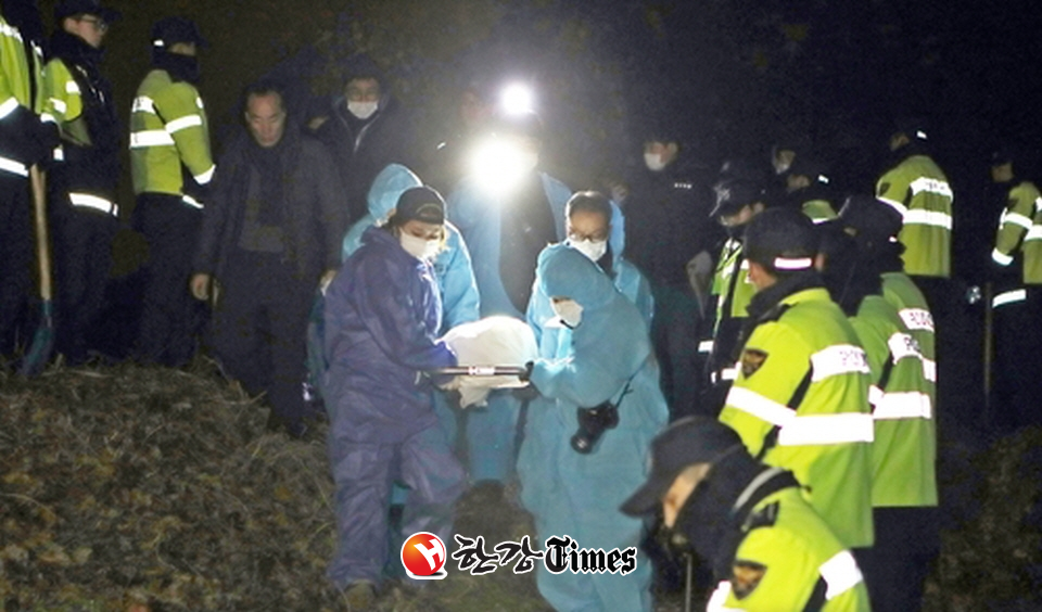 실종됐던 고준희(5)양의 시신이 지난 29일 새벽 4시50분께 전북 군산시의 한 야산에서 발견, 경찰 감식반원들이 운구차에 옮기는 모습