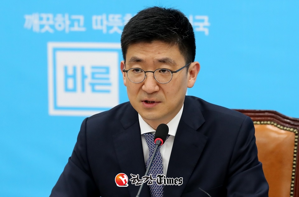 바른정당 김세연 의원이 탈당을 선언하고 자유한국당 복당의 의사를 밝혔다.