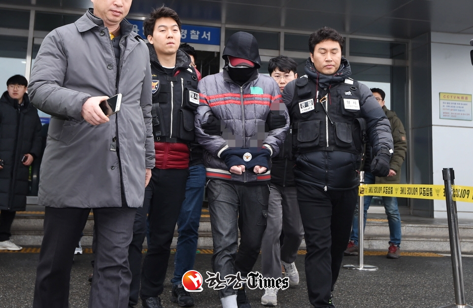 친모와 이부(異父)동생, 계부를 살해한 혐의를 받고 있는 피의자 김모(35)씨가 지난 13일 오후 경기 용인동부경찰서에서 영장실질심사를 받기 위해 수원지방법원으로 이송되는 모습.