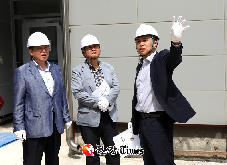 김기래 의장이 회현체육센터 리모델링 공사현장을 현장 방문해 안전과 착오없는 공사를 당부하고 있다