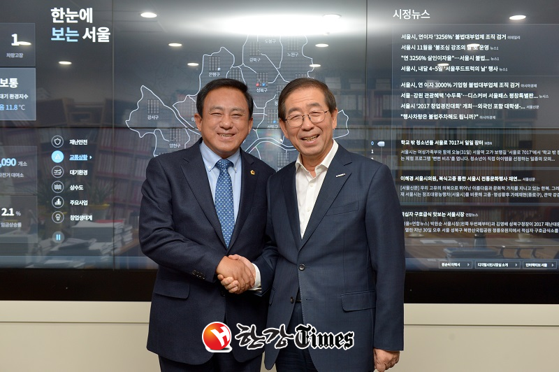 양준욱 의장(왼쪽)이 지하철 9호선 4단계 연장과 관련해 박원순 시장과 면담했다
