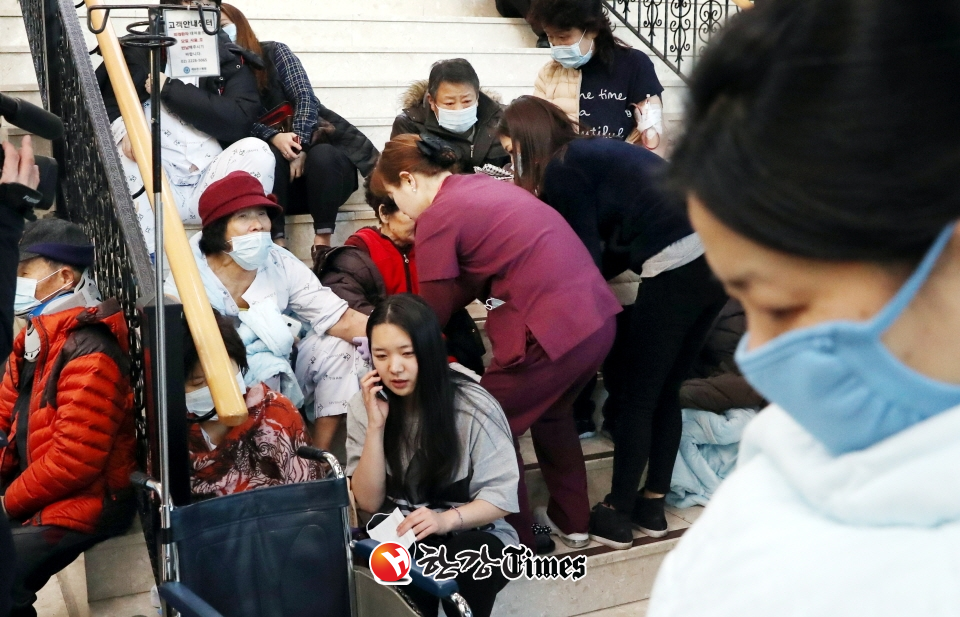3일 오전 서울 신촌 세브란스병원 본관 2층에서 불이 나 환자와 환자의 가족들이 대피장소에서 불안한 표정을 하고 있다.