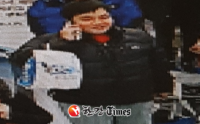 13일 제주 동부경찰서는 지난 10일 웃으며 김포공항을 빠져나가는 제주 게스트하우스 살인용의자 한정민(33)의 사진을 공개했다. (사진=제주 동부경찰서 제공)