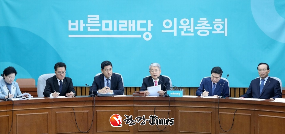 바른미래당 김동철(왼쪽 넷째) 원내대표가 22일 오전 서울 여의도 국회에서 열린 의원총회에 참석해 모두발언을 하고 있다. (사진=뉴시스)
