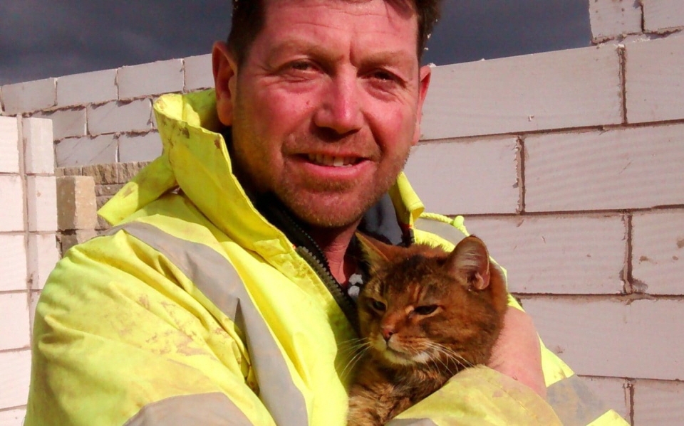 콘크리트 바닥에 갇힌 영국 고양이가 3주 만에 구출됐다. 사진=텔레그래프 캡처