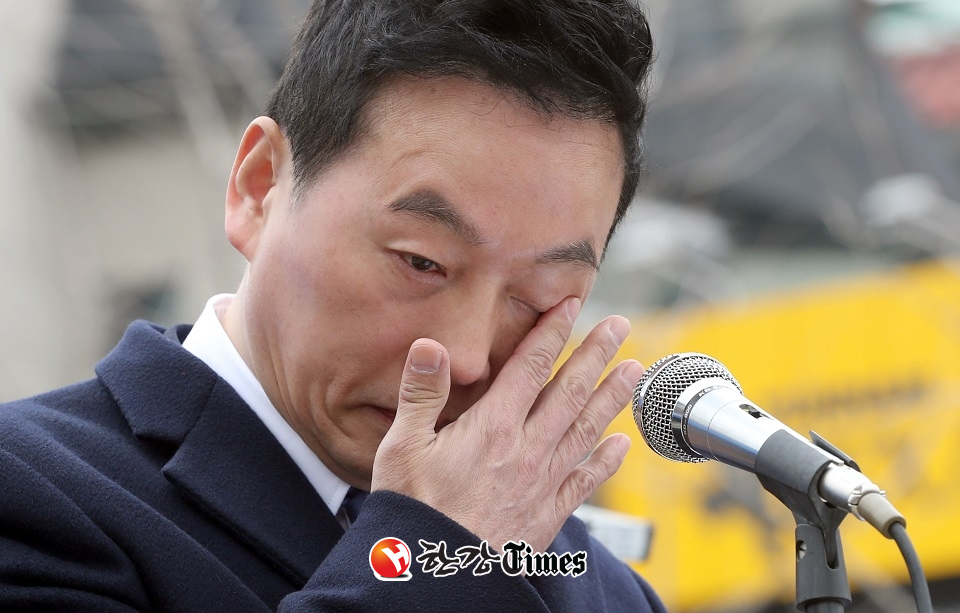 정봉주 전 의원이 18일 오전 서울 마포구 연트럴 파크에서 6.13 지방선거 서울시장 출마를 선언하고 눈물을 닦고 있다. (사진=뉴시스)