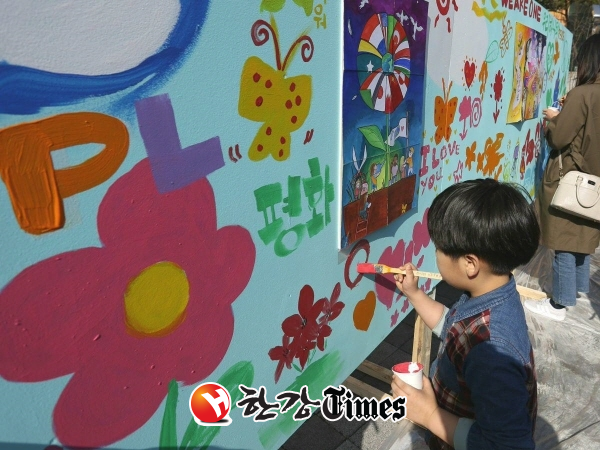 지난 23일 광주광역시 광산구 수완호수공원에서 펼쳐진 벽화퍼포먼스에서 'We Love Peace'를 주제로 벽화를 그리고 있다.