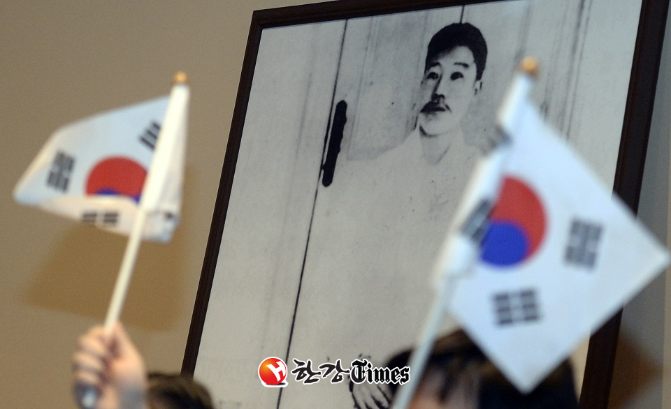 26일 오전 서울 중구 안중근 의사 기념관에서 열린 '안중근 의사 순국 107주기 추모식'에서 역사 어린이합창단이 합창을 하며 태극기를 흔들고 있다. (사진=뉴시스)