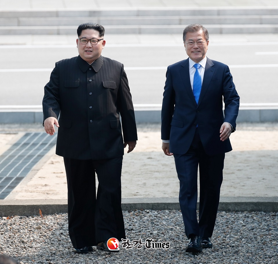 27일 오전 문재인 대통령과 김정은 북한 국무위원장이 판문점에서 만나 걸어내려오고 있다 (사진=뉴시스)