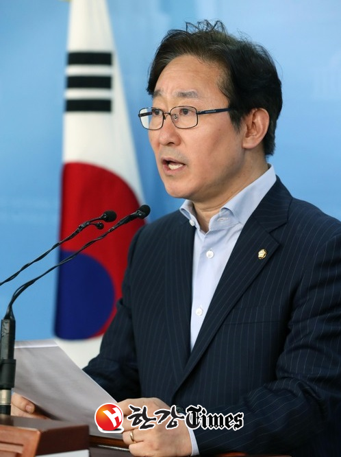 박범계 민주당 수석대변인이 한국당의 남북정상회담 위장쇼 타령은 이제 퍼주기 공세로 바뀔 것이라고 예상했다. (사진=뉴시스)