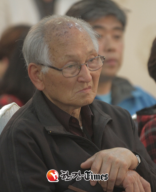 43년을 미전향 장기수로 복역한 통일운동가 안학섭 선생이 12일 민족예술제 행사에서 공연을 관람하고 있다.