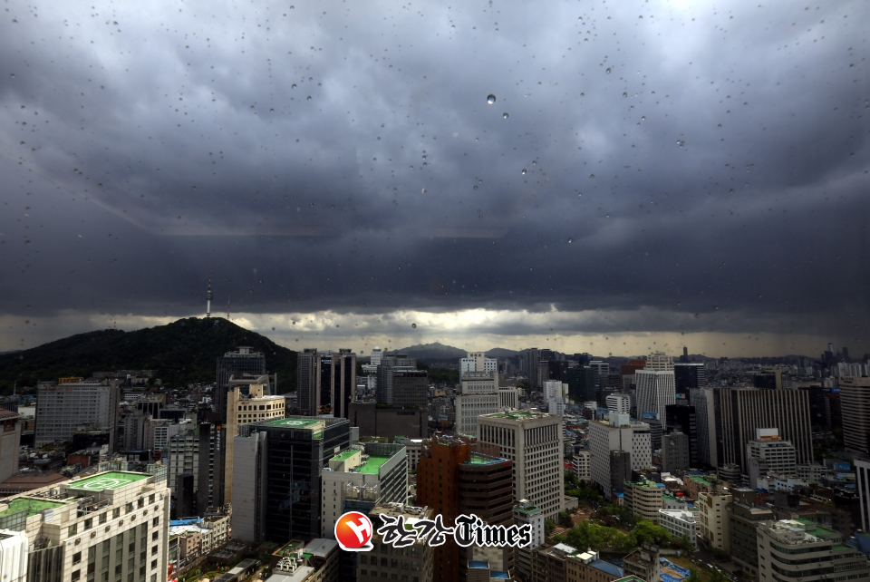 서울 지역에 시간당 20~30mm의 폭우가 쏟아진 16일 서울 하늘에 먹구름이 드리워 있다. 사진=뉴시스