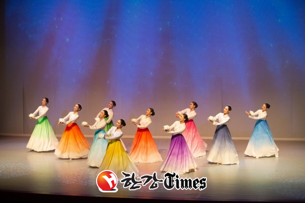 더 크리에이션 무용단은 창단 13년을 맞이해 지난 19일 오후 3시, 6시 두 차례에 걸쳐 광주 남구 빛고을 시민회관에서 춤으로 보는 시 ‘삶'을 주제로 공연을 펼쳤다