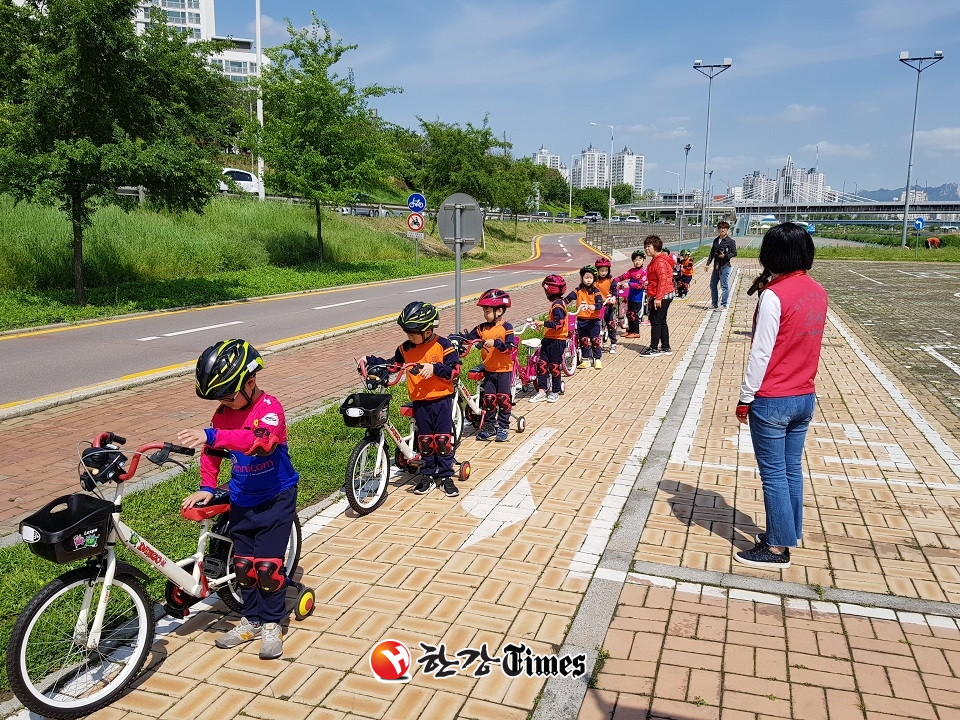 ‘자전거 교통안전 체험학습장’에서 자전거 교통안전 교육을 진행하고 있다.