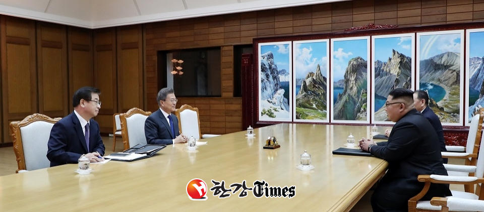 문재인 대통령이 김정은 국무위원장이 26일 오후 판문점 북측 통일각에서 제2차 남북정상회담을 하고 있다. (사진=청와대 제공)