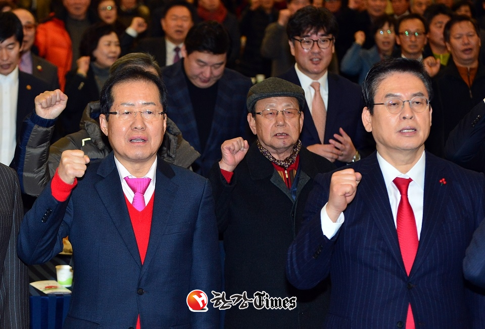 자유한국당 충북도당 신년인사회에 참석한 홍준표 대표와 정우택 전 원내대표 (사진=뉴시스)