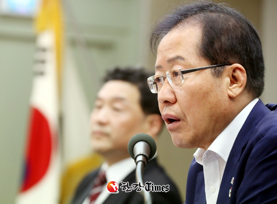 홍준표 대표가 7일 자유한국당 서병수 부산시장 후보의 재선을 확신한다고 전망했다. (사진=뉴시스)