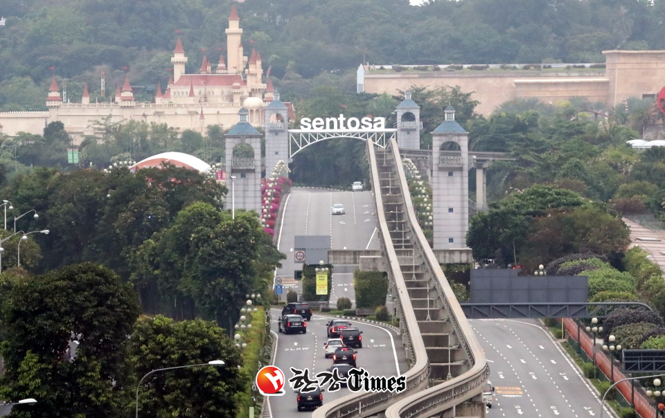 도널드 트럼프 미국 대통령이 12일 오전 북미정상회담 장소인 싱가포르 센토사섬 카펠라호텔로 가기 위해 차량으로 다리를 건너가고 있다. 사진=뉴시스