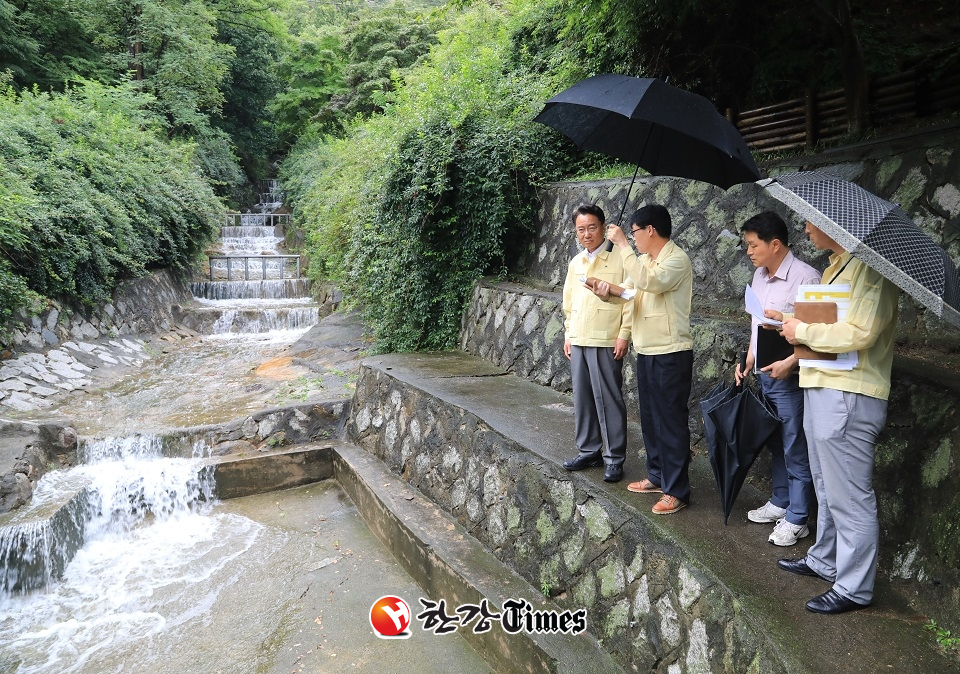 김선갑 광진구청장(사진 왼쪽 첫 번째)이 중곡동 뻥튀기골 빗물저류조 현장을 방문해 시설을 점검하고 있는 모습
