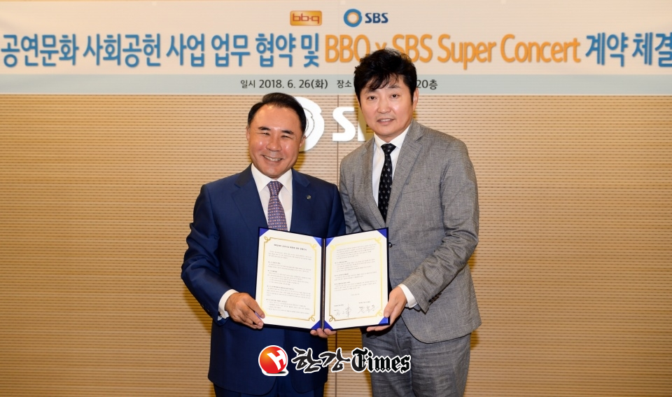 윤홍근 제너시스BBQ 그룹 회장(왼쪽)과 박정훈 SBS 대표이사가 공연문화 사회공헌 사업 업무 협약을 체결하고 기념 촬영을 하고 있다.