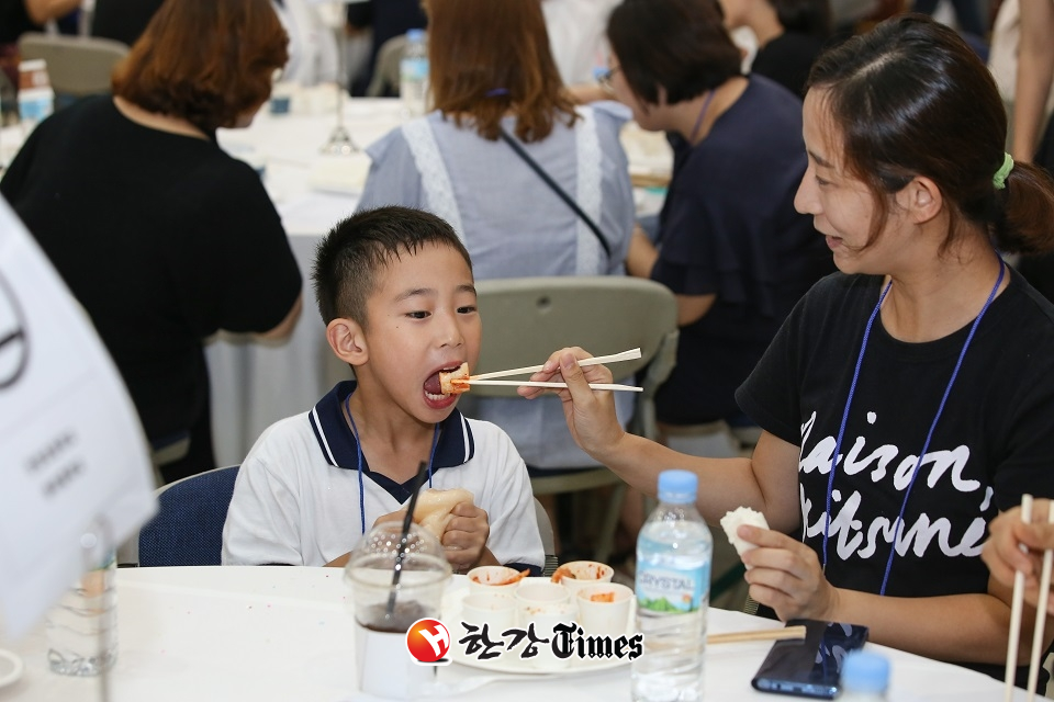 11일 열린 ‘성동구 학교급식 김치 품평회’에서 학부모와 학생들이 김치를 시식하며 평가하고 있다.