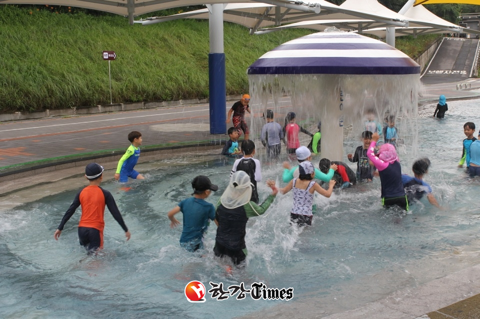 서울두산초등학교 어린이들이 ‘찰방찰방 물놀이학교’에서 물놀이를 즐기고 있다