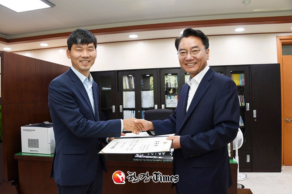 20일 김선갑 광진구청장(사진 오른쪽)이 박대우 신임 광진부구청장에게 임용장을 수여하는 모습