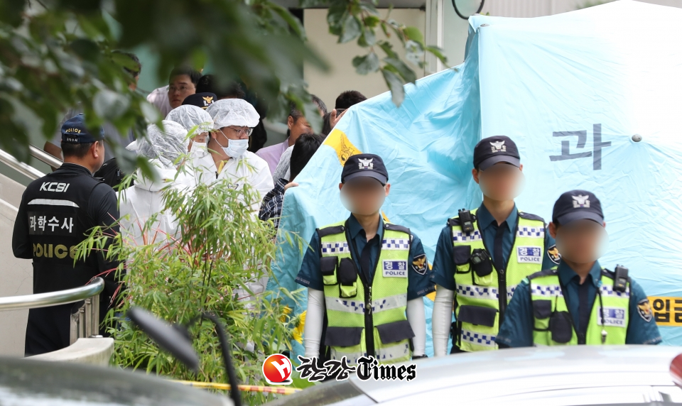 23일 오후 정의당 노회찬 원내대표가 투신 사망한 것으로 알려진 서울 중구 한 아파트에서 경찰 과학수사대가 시신을 병원으로 옮기고 있다. 사진=뉴시스
