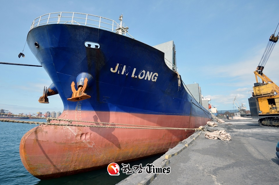 일 오후 경북 포항시 남구 포항신항 제7부두에 북한산 석탄을 실어 날랐다는 의혹을 받고 있는 진룽(Jin Long)호가 정박해 있다. (사진=뉴시스)