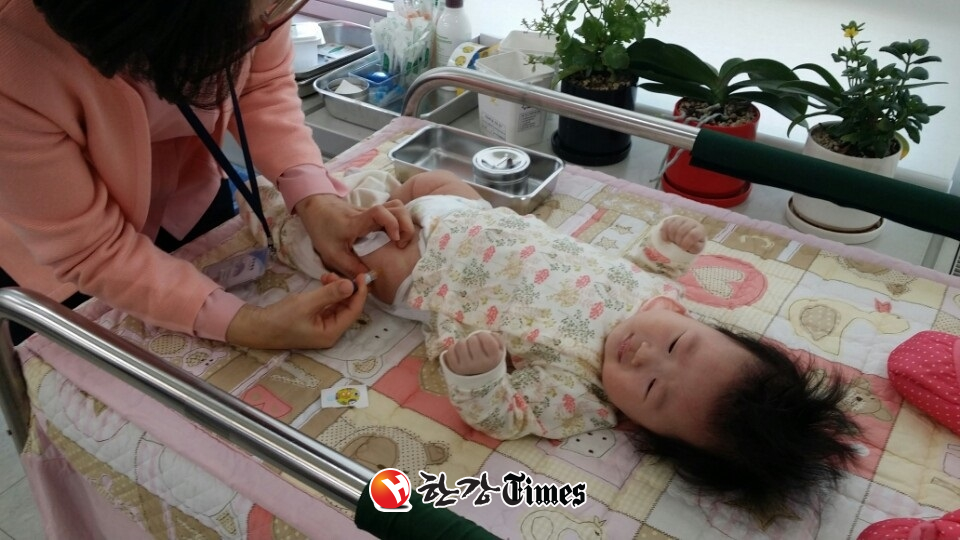 마포구의 한 병원에서 아이가 예방접종 주사를 맞고 있다.