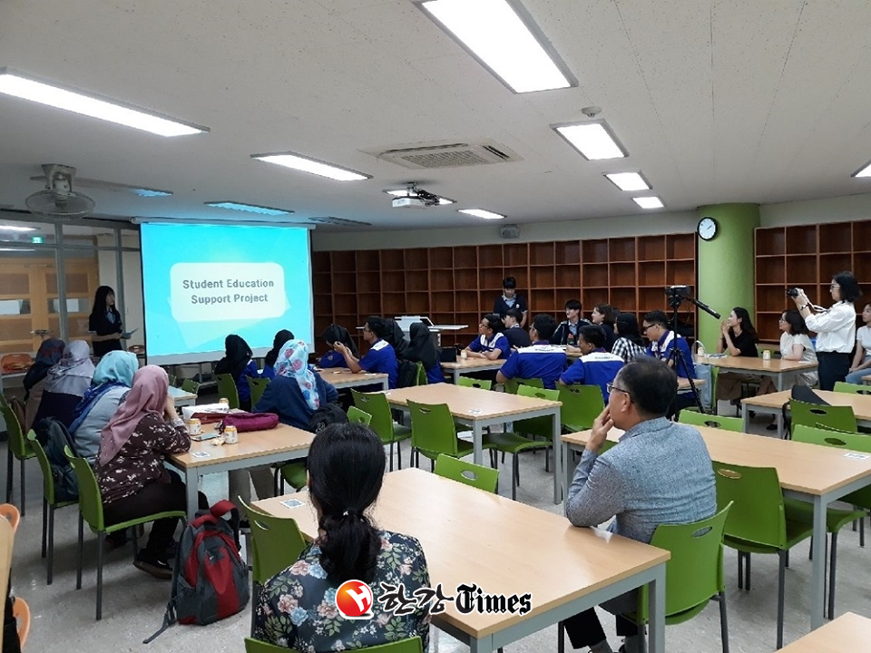 학교협동조합을 배우기 위해 말레이시아 교사와 학생이 성북구를 방문했다.
