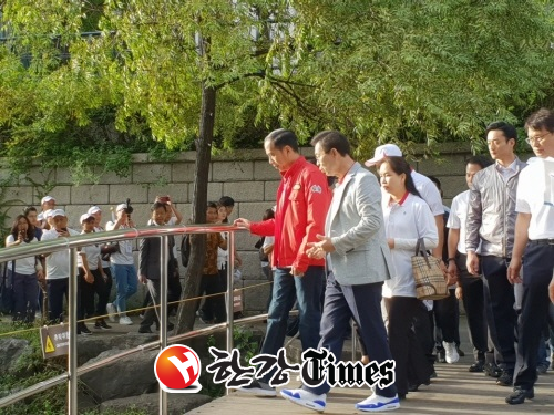 박원순 서울시장과 조코 위도도 인도네시아 대통령은 11일 오전 서울 종로구에 위치한 청계천을 함께 산책했다. (사진=뉴시스)