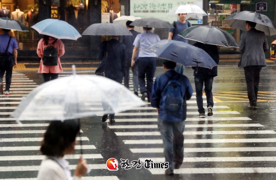 금요일인 14일 전국은 대체로 흐리고 비가 오겠다. 남해안부터 시작돼 오후 들어 서울·경기에도 빗방울이 떨어질 전망이다. 사진=뉴시스