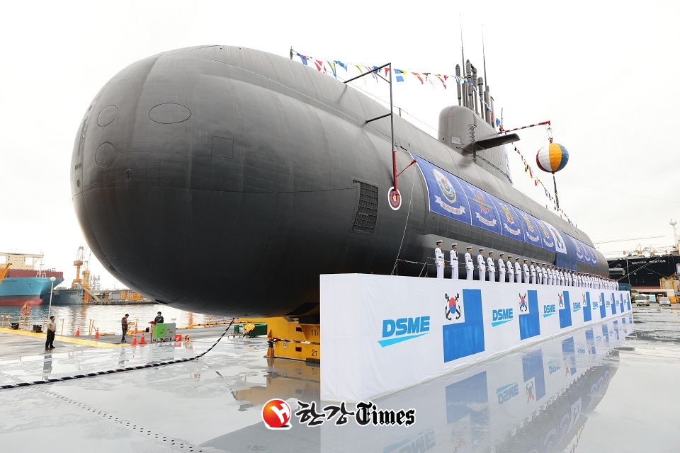 14일 경남 거제시 대우조선해양 옥포조선소에서 한국 최초 3000톤급 잠수함인 '도산안창호함' 진수식이 열리고 있다 (사진=뉴시스)