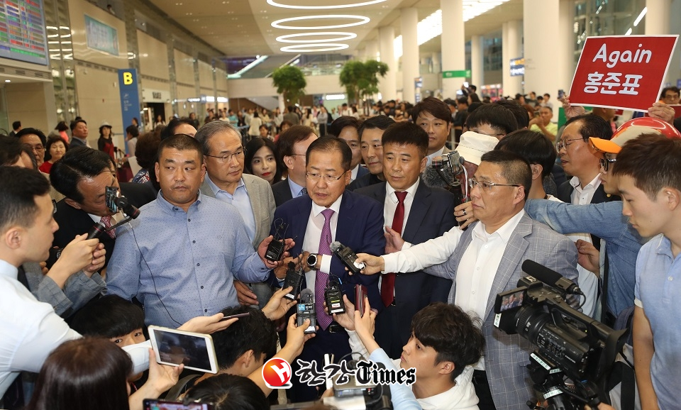 두 달간의 미국 생활을 마친 홍준표 전 자유한국당 대표가 15일 오후 인천국제공항을 통해 귀국해 취재진의 질문에 답변하고 있다. (사진=뉴시스)