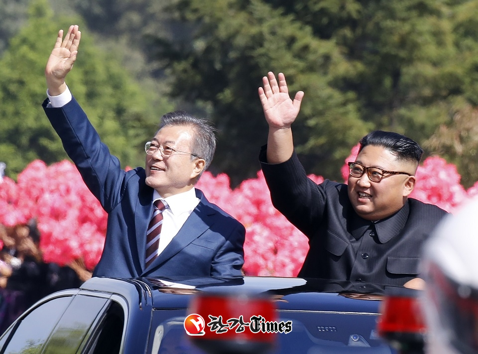 문재인 대통령과 김정은 국무위원장이 18일 오전 평양 시내를 함께 퍼레이드 하며 평양 시민들의 환영에 답례하고 있다 (사진=뉴시스)