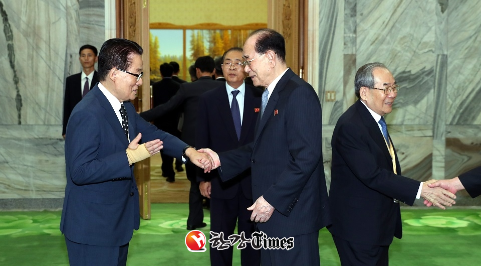 18일 만수대의사당 대회의장에서 남북정상회담 특별수행단 민주평화당 박지원 의원이 김영남 상임위원장과 인사를 나누는 모습. 박 의원은 오른손을 다쳐 왼손으로 인사하고 있다