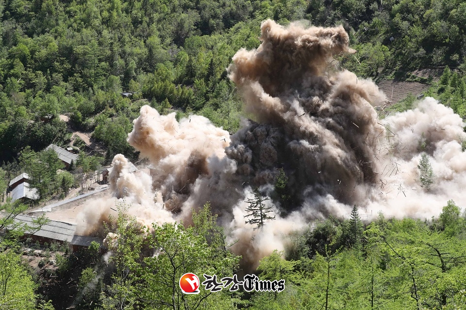 지난 5월 풍계리 핵실험 관리 지휘소시설 폭파순간 목조 건물들이 폭파 되며 산산이 부숴지고 있는 모습 (사진=뉴시스)