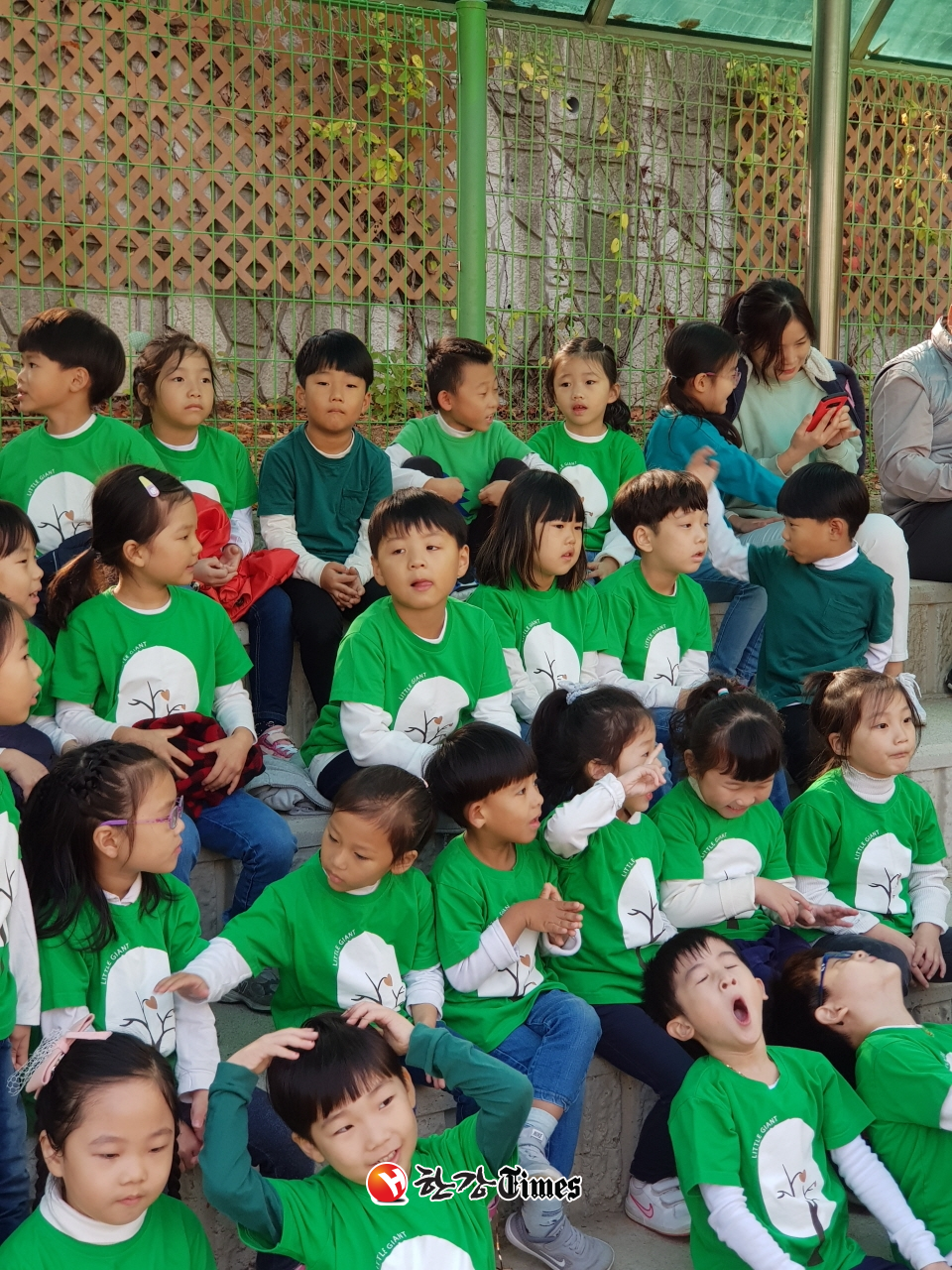 '즐거운 가을 운동회' 옹기종기 모여있는 장내초등학교 학생들
