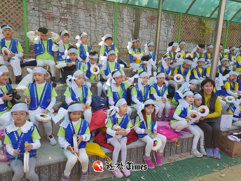 '열심히 연습했어요' 장내초등학교 학생들이 소고 연주를 준비 중인 모습