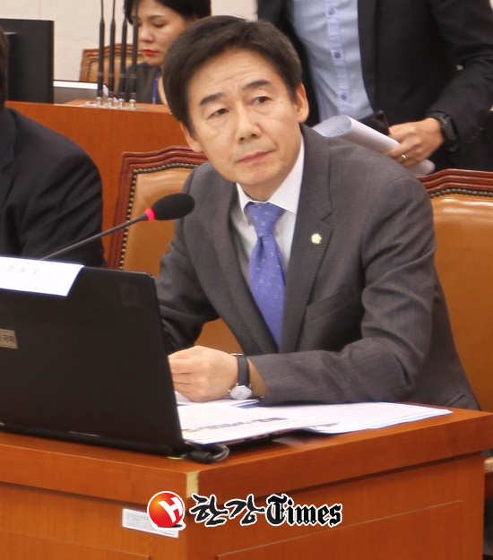 무소속 이용호 의원이 23일 국민연금공단 김성주 이사장이 주식 공매도를 중지하겠다고 발표한데 대해 환영의 뜻을 분명히 했다.