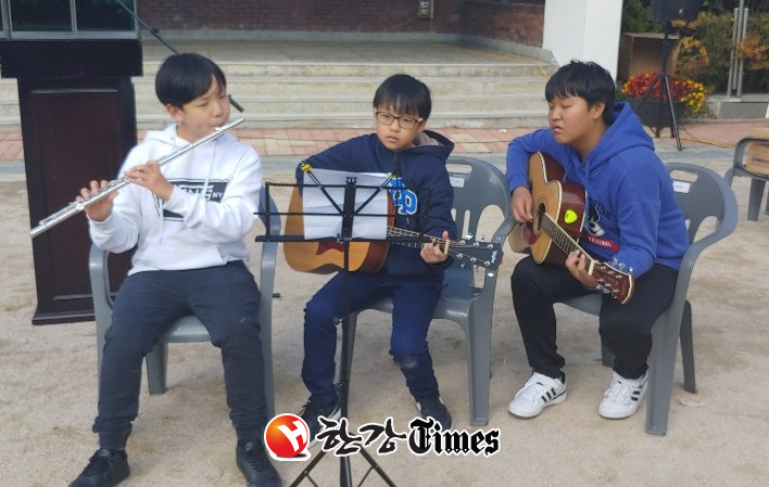 신당동 마을축제에서 신당동 내 초등학생들이 주민들 앞에서 악기 연주를 하고 있다.