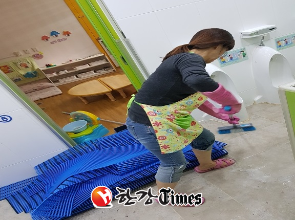 청소전문인력이 어린이집 화장실을 청소하고 있다.