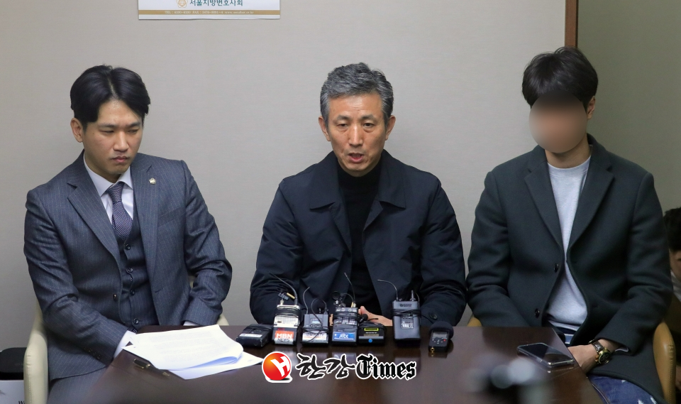 '강서 PC방 살인 사건'의 피해자 신모씨의 아버지(왼쪽 두번째)가 15일 오후 서울 서초구 법무법인 사무실에서 기자회견을 열고 피의자 김성수의 동생에 대한 CCTV 화면 분석 입장을 발표하고 있다. 사진=뉴시스