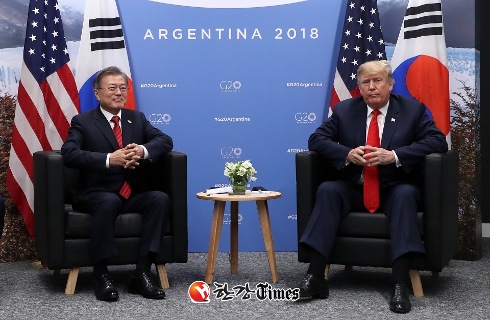 문재인 대통령이 30일(현지시간) 부에노스아이레스 코스타 살게로 센터 G20 양자정상회담 접견실에서 도널드 트럼프 미국 대통령과 정상회담을 하고 있다. (사진=뉴시스)