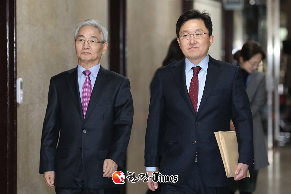 자유한국당 김용태(오른쪽) 조직강화특별위원회 위원장과 이진곤 위원 (사진=뉴시스)