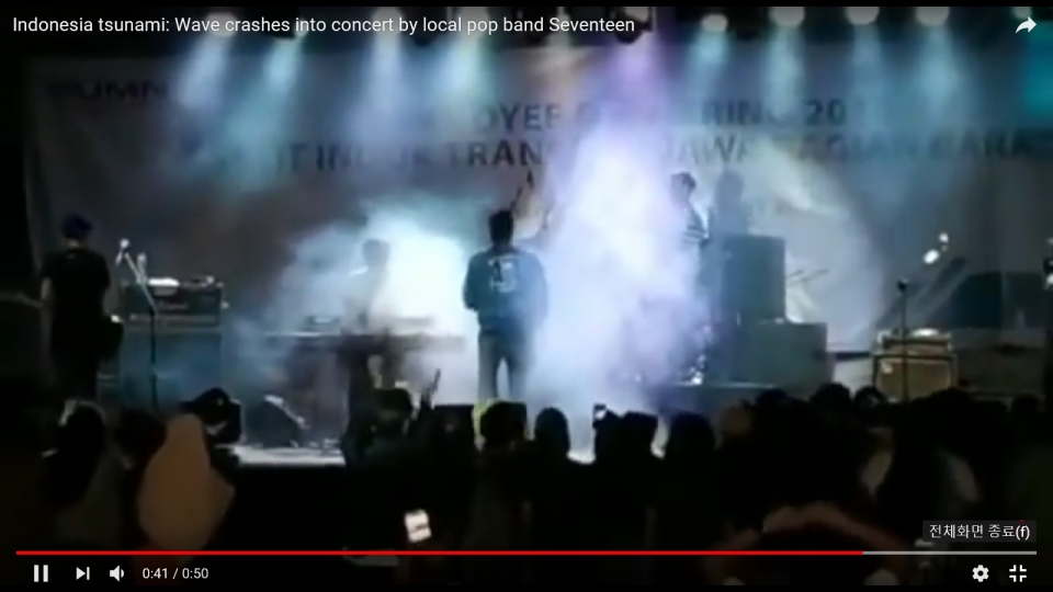 인도네시아 록밴드 세븐틴이 쓰나미가 덮친 지난 22일 밤 자바 섬 반텐 주 탄중 르숭 해변에 위치한 한 리조트에서는 야외 공연을 펼치고 있는 모습. (사진출처 = 유튜부 동영상 캡쳐)