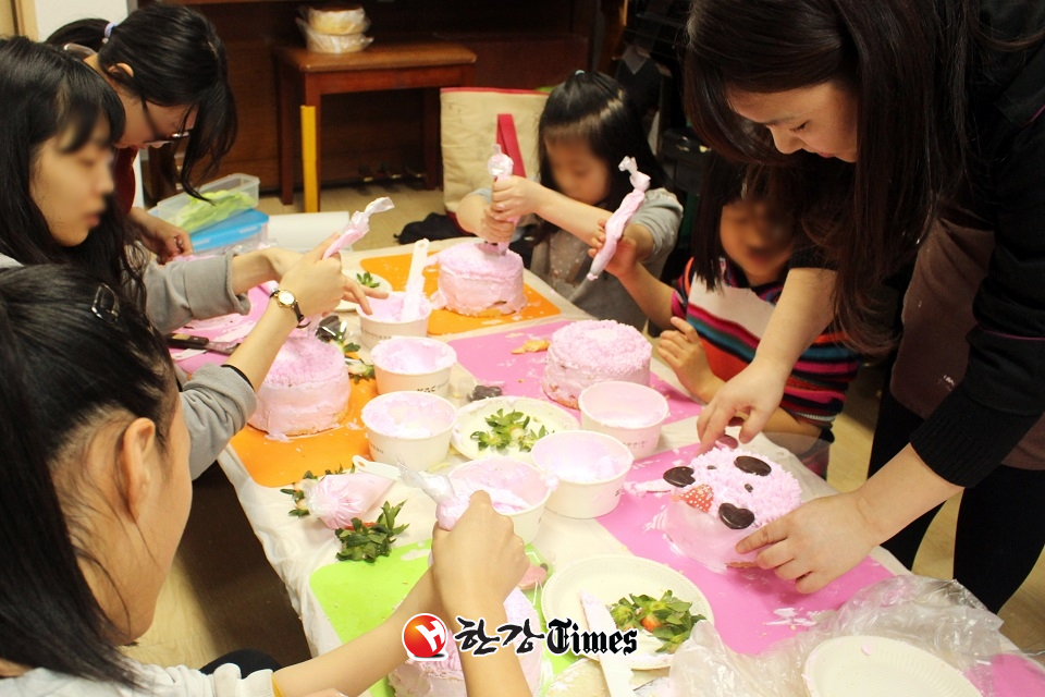 종로구시설관리공단의 ‘도전! 파티쉐’ 행사에 참여한 한누리아동센터 어린이들이 아기돼지케이크를 만들고 있다.