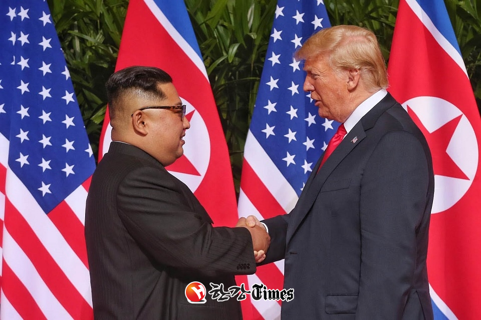 트럼프 대통령이 김정은 위원장에게 받은 친서를 공개하고 곧 만날 것이라고 전했다 (사진=뉴시스)